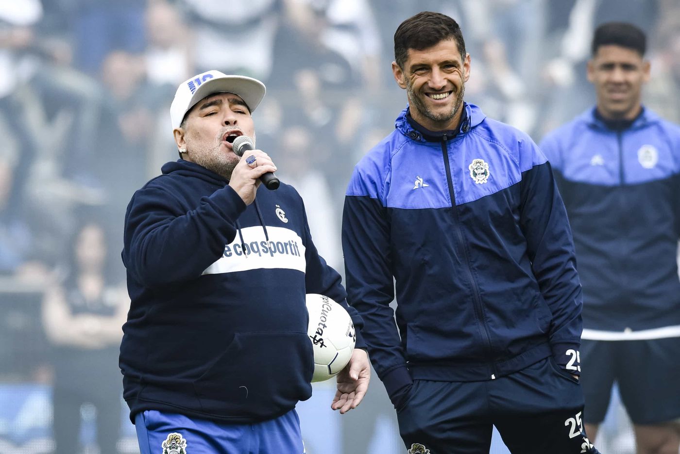 El Bochi junto a Diego Maradona el día de su presentación en Gimnasia.
