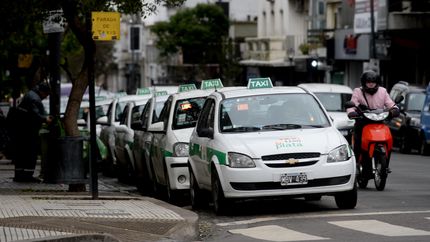 Ya rige el primero de los dos aumentos de los taxis y viajar de noche diez cuadras cuesta $4.000