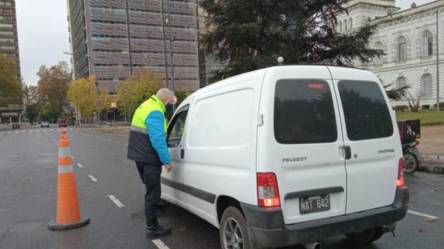 retenes, inspecciones en micros y prevencion en plazas: asi son los controles en la plata