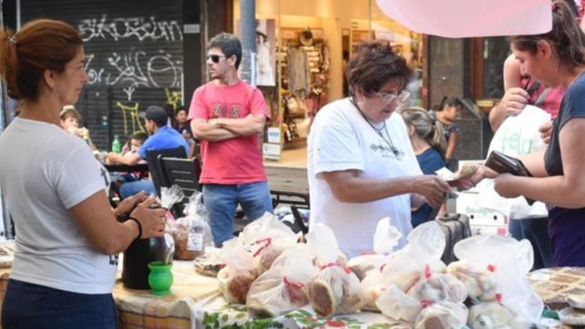 corredor gastronomico, musica y ofertas: calle 8 en una nueva noche de descuentos