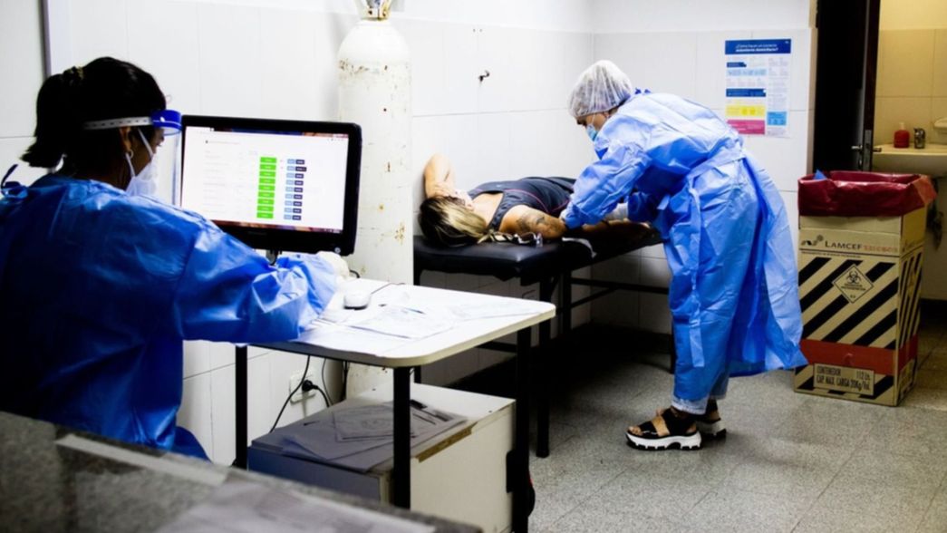 Leve aumento de casos e internados en terapia por COVID