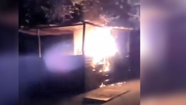 video: se incendio un puesto de venta ambulante en diagonal 74
