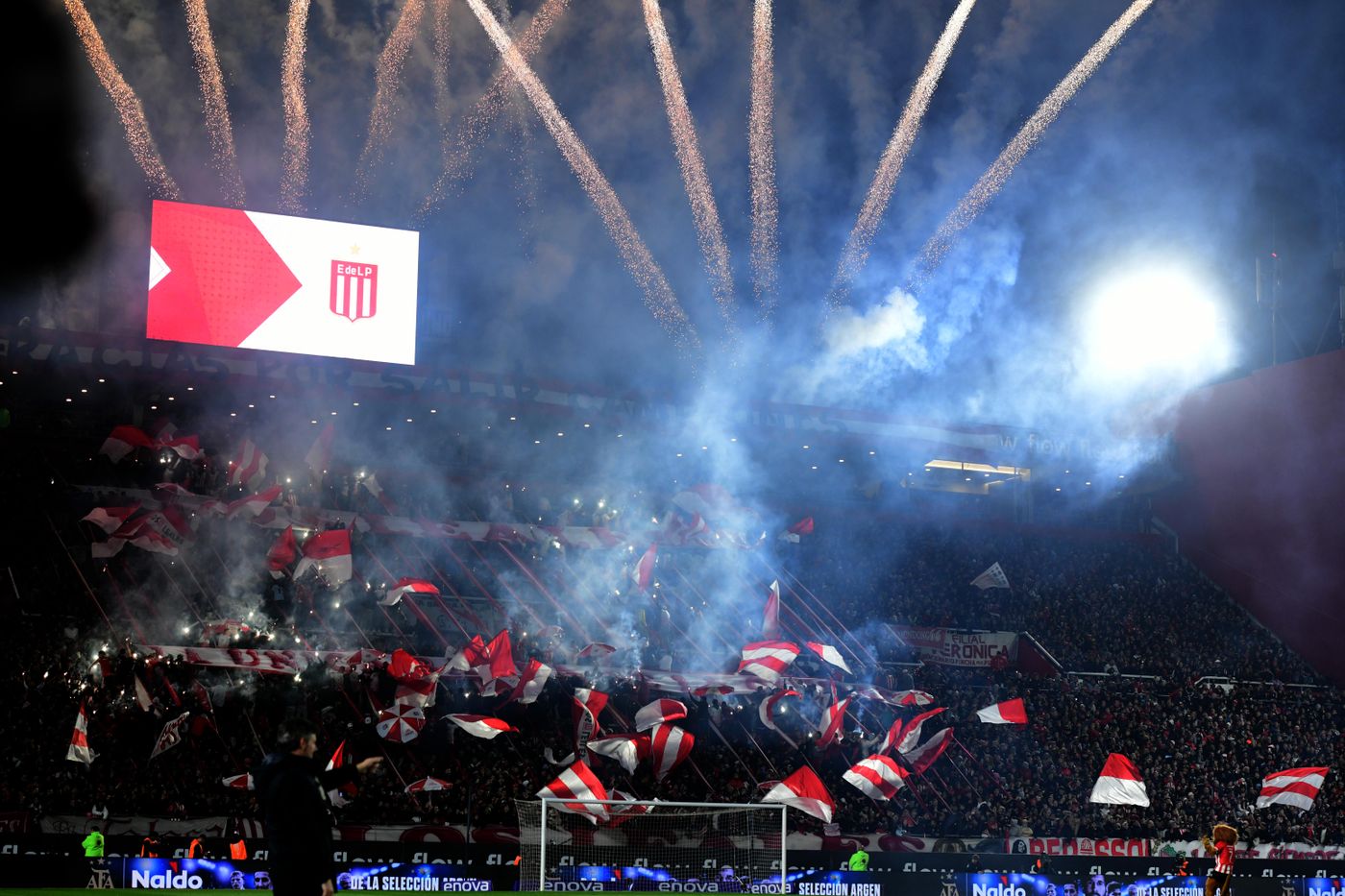 Estudiantes Boca Hinchada recibimiento fuegos artificiales 2.jpg
