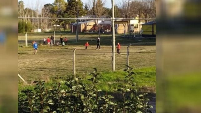 una enfermera con covid-19 denuncia que juegan al futbol frente a su casa y se le burlan