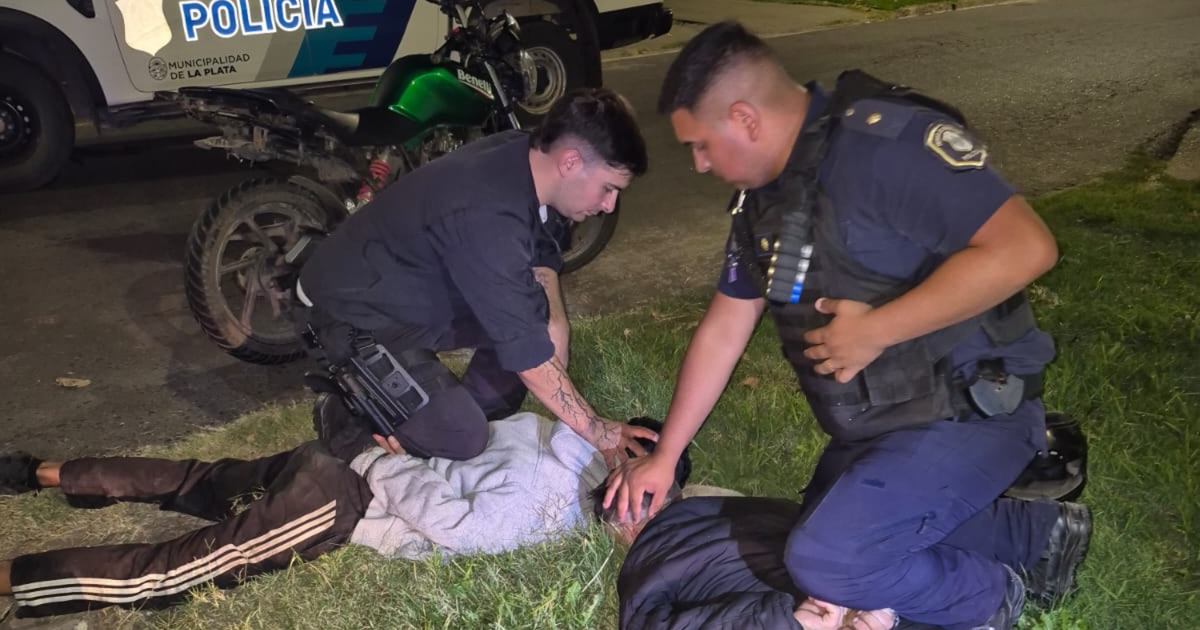 Persecución en La Plata: se negaron a parar en un control, los detuvieron y uno tenía un arma de juguete