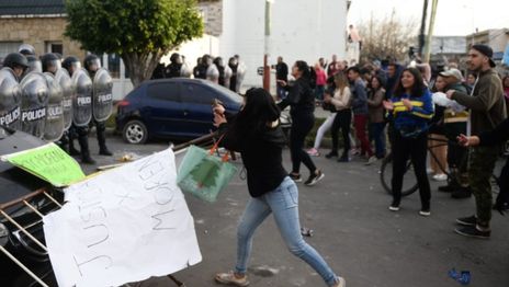 VIDEO: Indignación y violentos incidentes en la comisaría de Lanús por la muerte de Morena