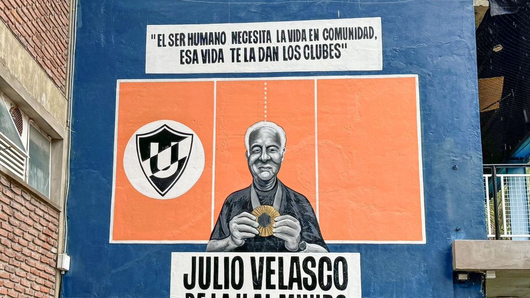 En un emotivo acto, descubrieron un mural de Julio Velasco en el Club Universitario