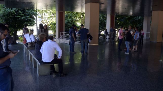 los trabajadores de la torre 1 realizan una asamblea para pedir aumento y bono
