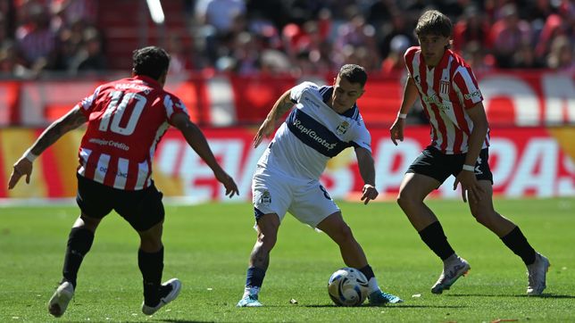 el parejo historial de los cruces entre gimnasia y estudiantes jugados en diciembre