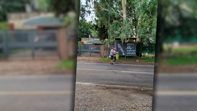 desvalijaron una casa en city bell, quisieron escapar en micro y los atraparon