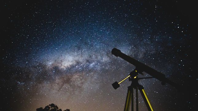 con manta, mate y telescopio, invitan a una noche unica de observacion de estrellas