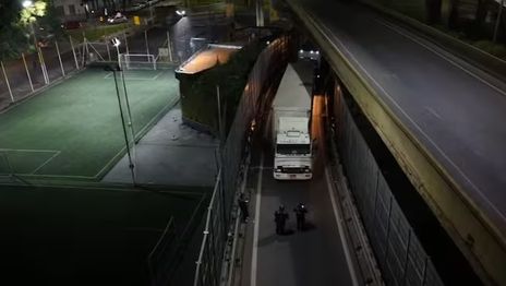 Un camión quedó atascado en un tramo clave para la Autopista La Plata-Buenos Aires y causó un caos de tránsito