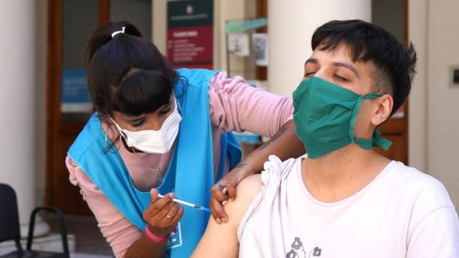 kicillof anuncio la vacunacion libre de tercera dosis para mayores de 18 anos