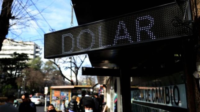 sin control, el dolar blue salto $19 en un dia y ya se vende a $336