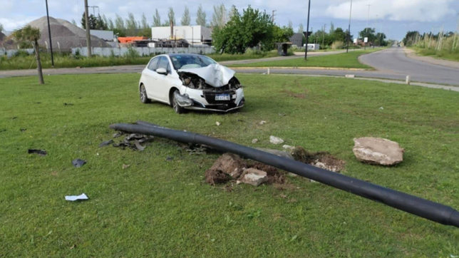 despisto con su auto en 520, se subio a la rotonda y se incrusto contra una columna