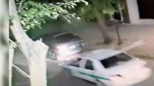 video: un taxista choco un auto estacionado, se fue y lo buscan hace una semana