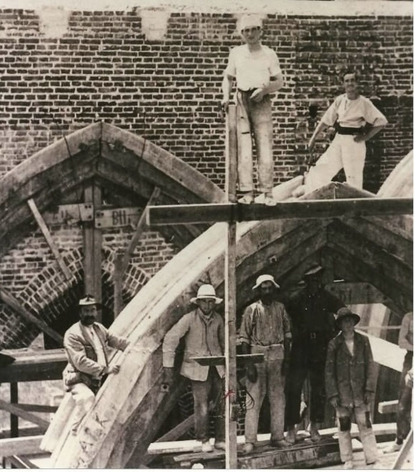 Los trabajadores que hicieron la ciudad desde cero, muchos inmigrantes otros criollos, en su mayor&iacute;a hombres sin familia