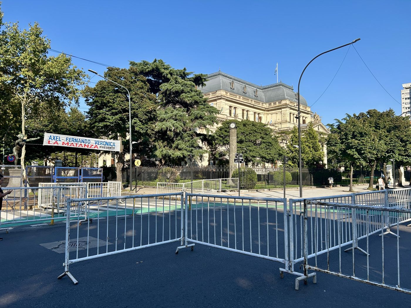 Vallado en la Legislatura (1).JPG