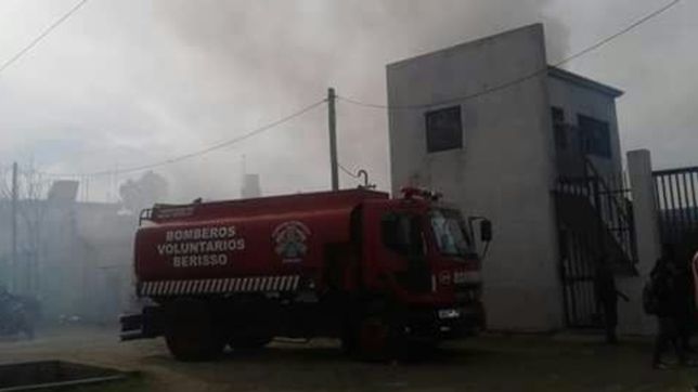 panico en berisso: ardio el deposito de un supermercado frente a una estacion de servicio
