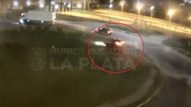 impactante accidente: un auto paso la rotonda de la autopista a toda velocidad y volco