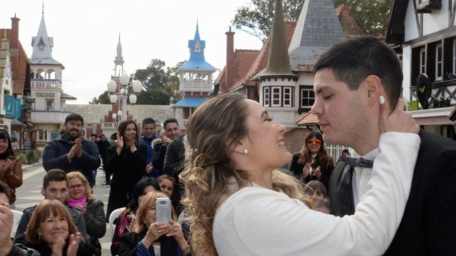 con tres parejas, volvieron los casamientos a la republica de los ninos