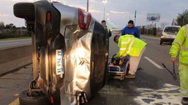 triple choque, vuelco y corte en la autopista la plata-buenos aires