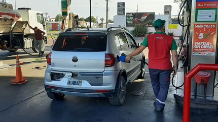 Dos motochorros encañonaron al playero de una estación de servicio en Hernández y lo desvalijaron