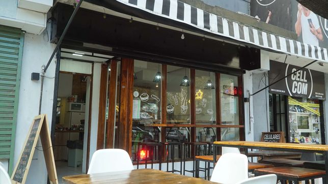 la sandwicheria de plaza rocha reabrio en un nuevo local del centro de la plata