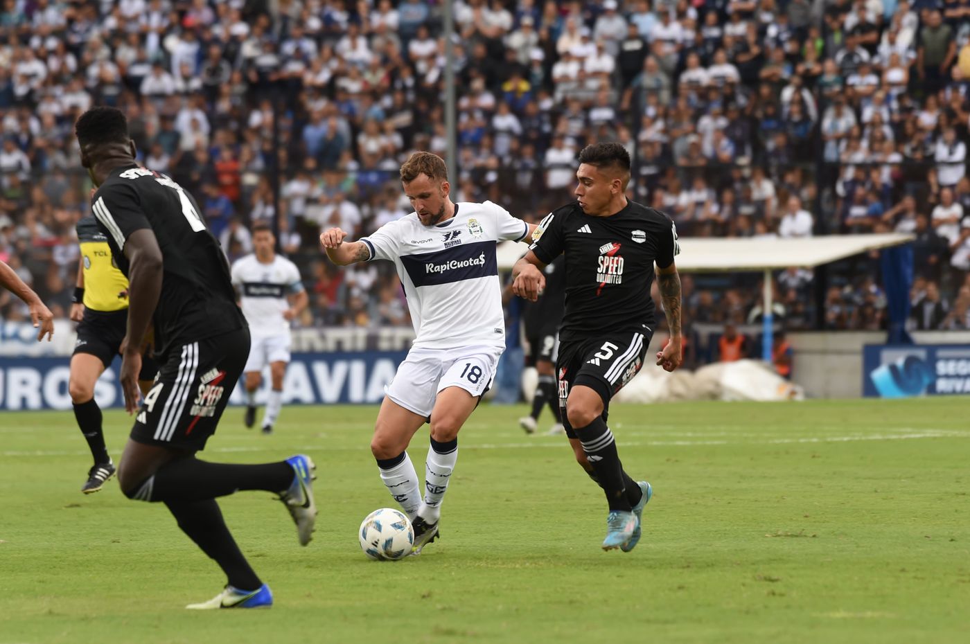 Nicolás Colazo será de la partida en Gimnasia ante Deportivo Riestra.