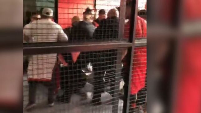 video: brutal ataque a un hincha de gimnasia que se infiltro en la hinchada de newell?s