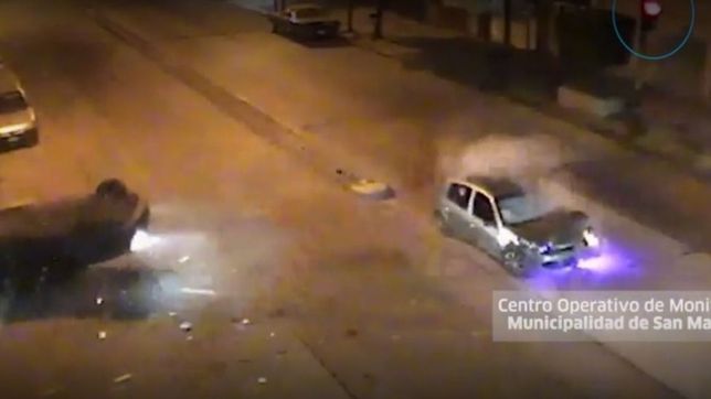 video: cruzo en rojo a 100 km por hora, choco a un auto y mato a una chica de 18 anos