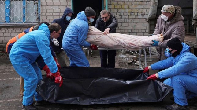 el drama de la guerra en ucrania: entierran a las victimas en tumbas colectivas