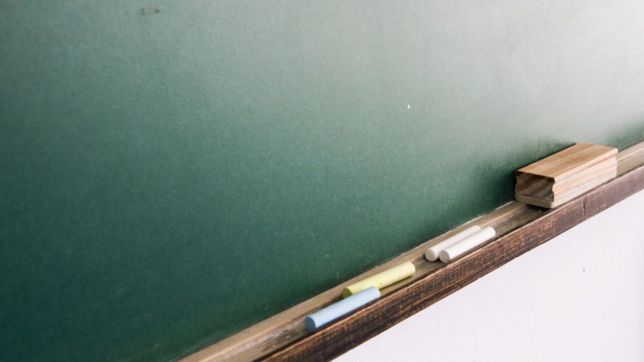 sentada y protesta en un colegio de la plata por situaciones de acoso y falta de aulas