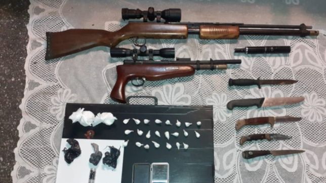 amenazo a sus vecinos y lo detuvieron con armas y cocaina lista para la venta