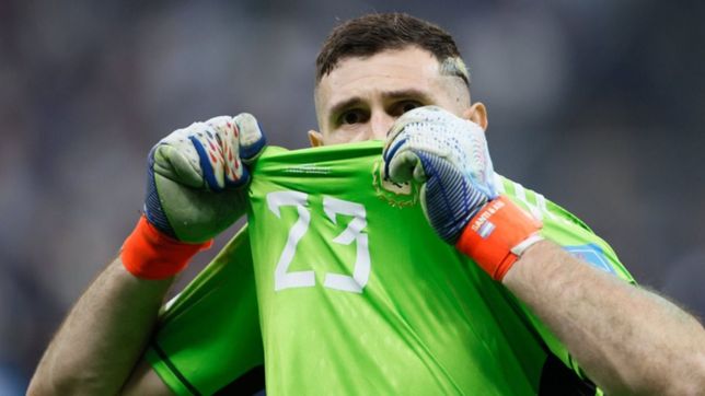 subastaron los guantes de dibu martinez en qatar 2022 por una montana de dolares