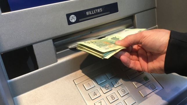 un bancario le robo $80.000 a una jubilada y propuso indemnizarla con leche en polvo