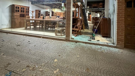 Destrozaron a piedrazos el frente de una mueblería de Romero y se metieron a robar