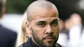 ¿por que motivos dani alves podria cumplir fuera de la carcel su condena por abuso sexual?