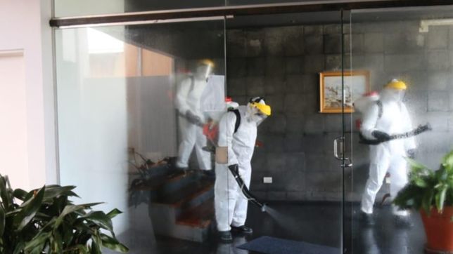 realizan un operativo de desinfeccion en un edificio de la plata tras un caso positivo