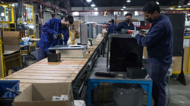 el gobierno adelanta la suba del salario minimo y quedara en 27.216 pesos en julio