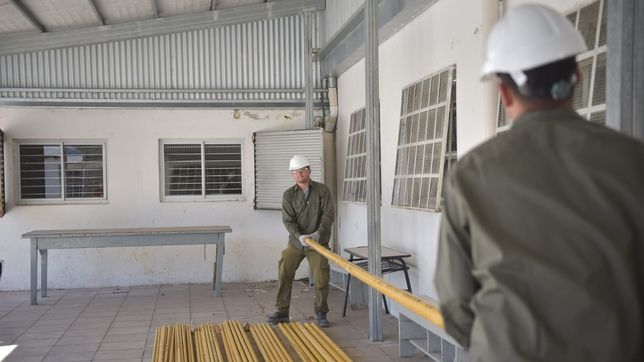 asi avanzan los trabajos en una de las 80 escuelas de la plata que estan en obra durante el verano