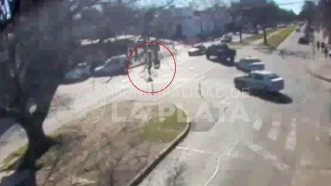 video: fuerte choque entre una moto y una bicicleta en el mondongo