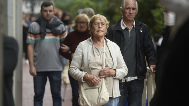 la provincia anuncio aumentos y un bono para jubilados y pensionados del ips