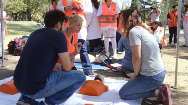para salvar vidas: hubo cursos de rcp simultaneos en las plazas y parques de la plata