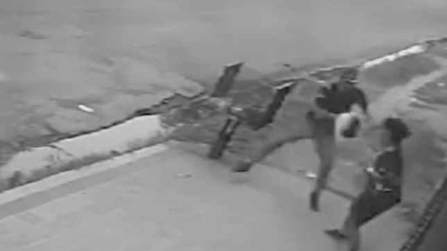 video: motochorros golpearon brutalmente a un joven para robarle en la plata