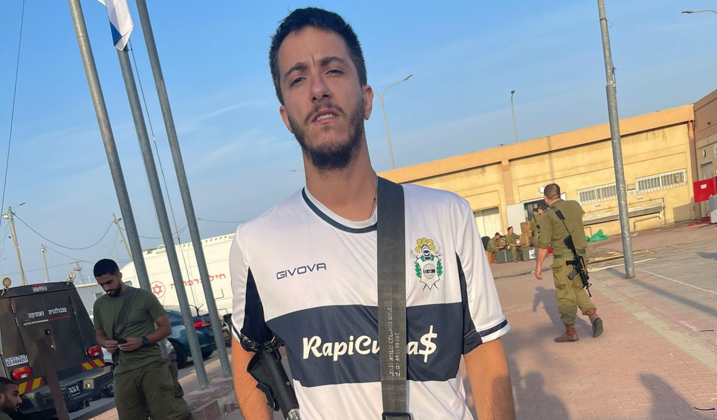 La historia del platense que combate en Israel con la camiseta de Gimnasia: Traje el mate, el arma y la casaca del Lobo
