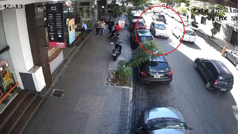 Un automovilista manejó a contramano en 7 y 49 y generó alarma en el tránsito Un automovilista manejó a contramano en 7 y 49 y generó alarma en el tránsito