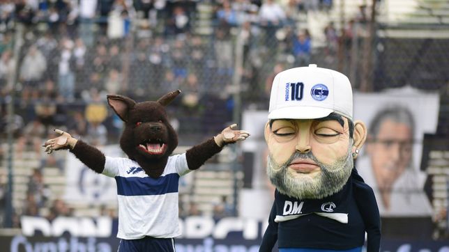 gimnasia: lluvia de memes por el muneco de diego maradona que aparecio en el bosque