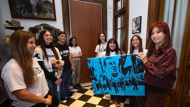 cristina kirchner recibio en su casa a jovenes de la ues de la plata