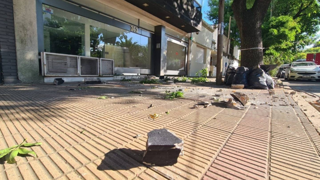 se derrumbo parte de un balcon y no causo una tragedia de milagro